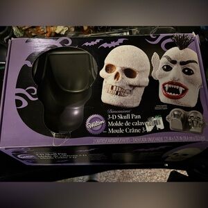 Wilton 3-D Skull Pan - never used!